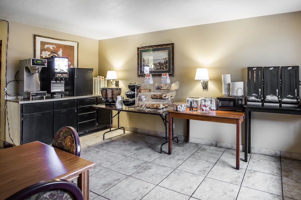 Econo Lodge Downtown Salt Lake 28/42