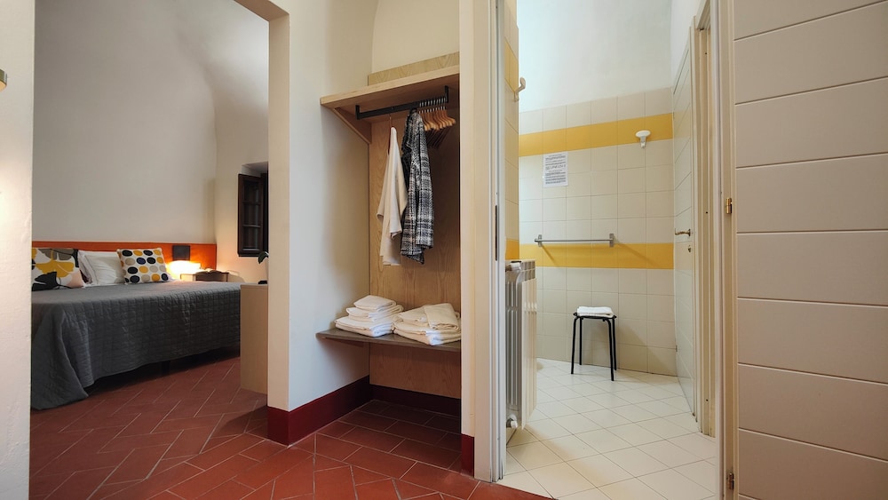غرفة سوبيريور بسرير كوين بإطلالة على الحديقة، Chiostro Delle Monache - Hostel Volterra 4/4