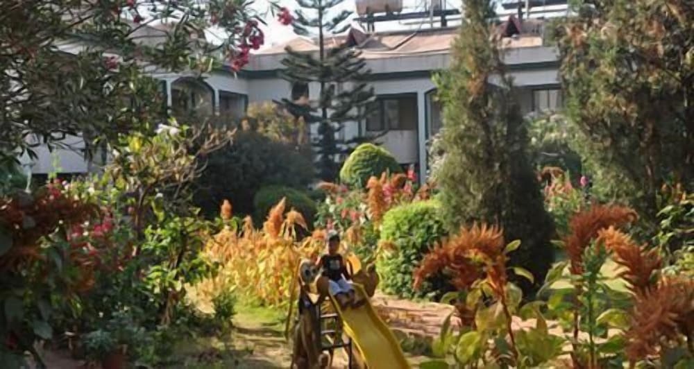 BLUE COUNTRY RESORT 32/33