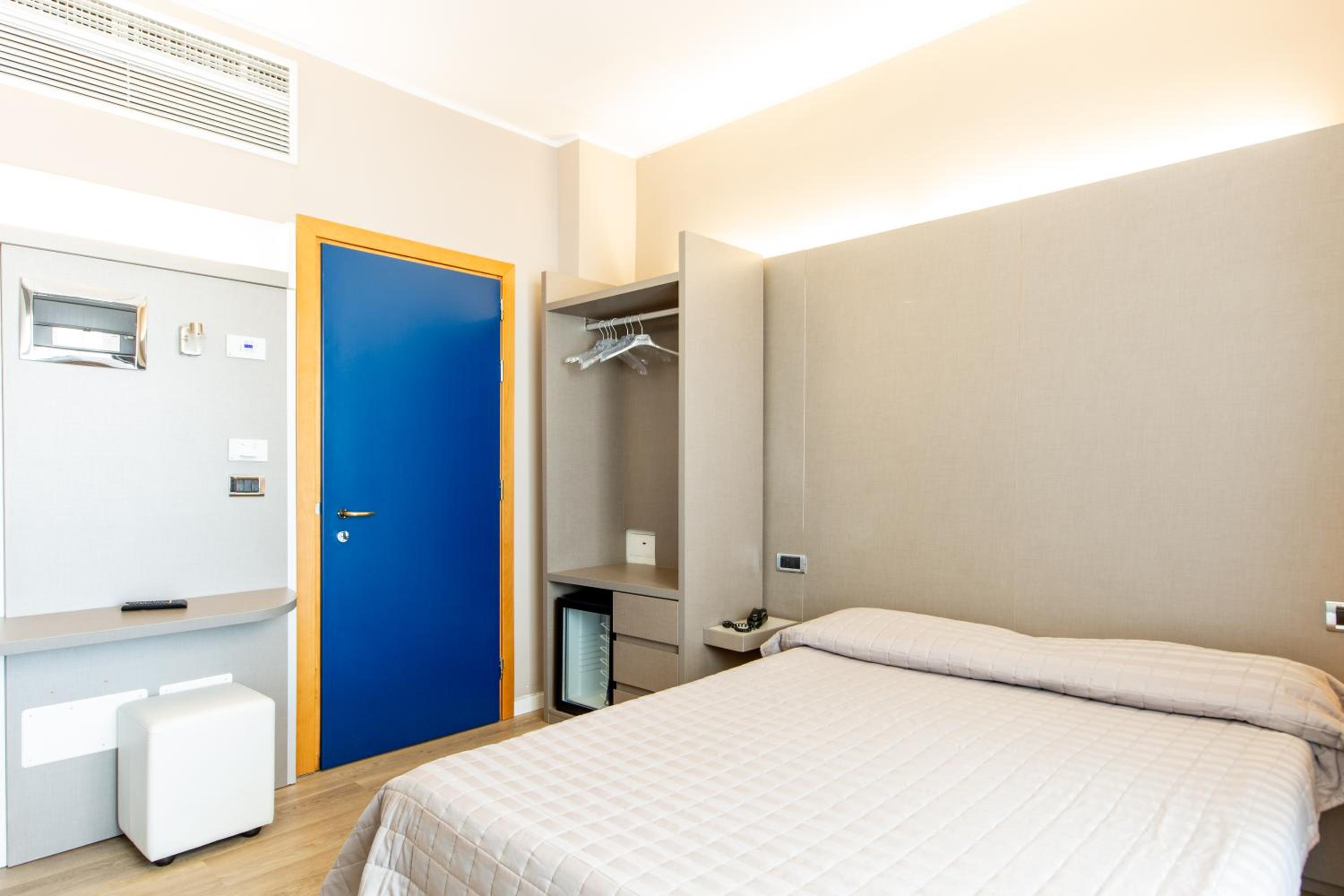 Economy, Double Bed, Lateral Side Sea View