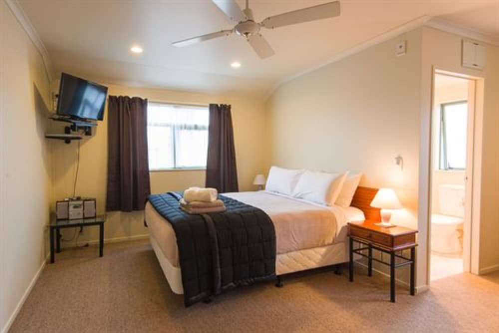 Hamilton Settlers Motor Lodge 10/37