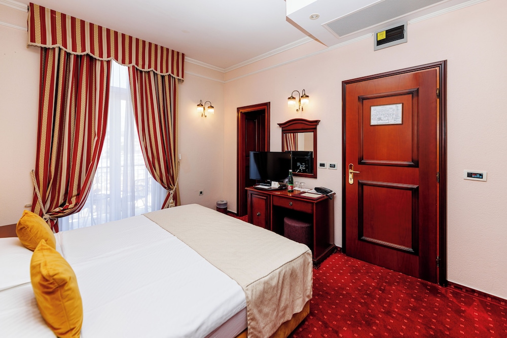 STANDARD, DOUBLE BED, CITY VIEW, BALCONY