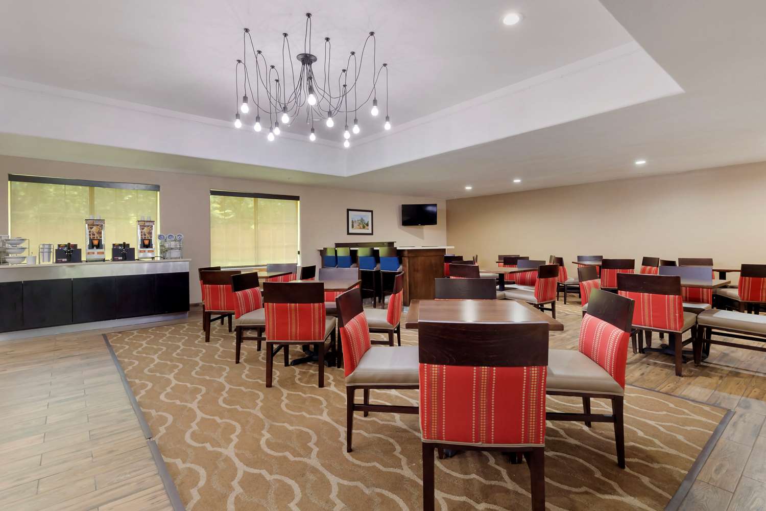 Comfort Inn & Suites Near Six Flags & Medical Center 28/36