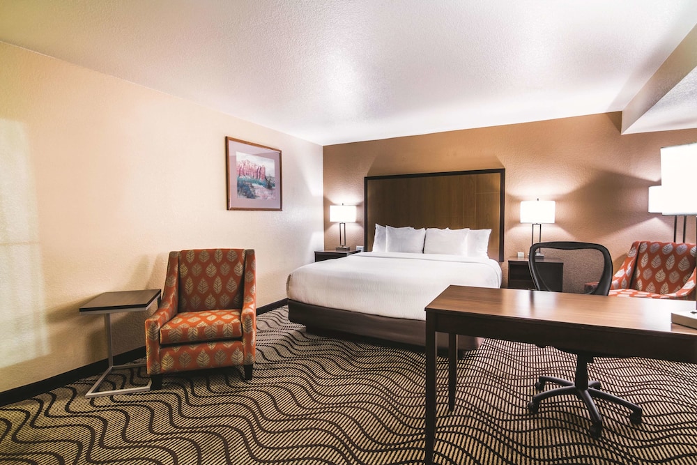 La Quinta Inn & Suites by Wyndham Las Vegas Red Rock 5/42