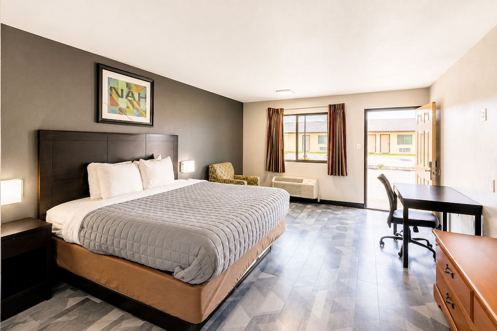 Freer Executive Inn and Studios by OYO 18/44