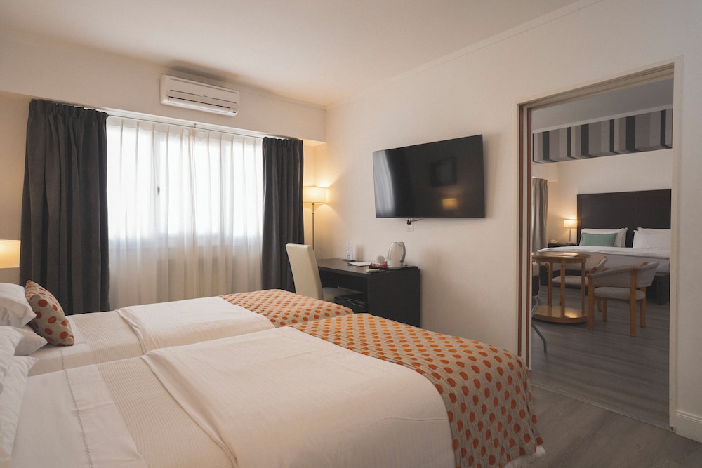 غرفة سوبيريور رباعية بسرير كينج وسريرين منفصلين، HOTEL TOLOSA 3/10