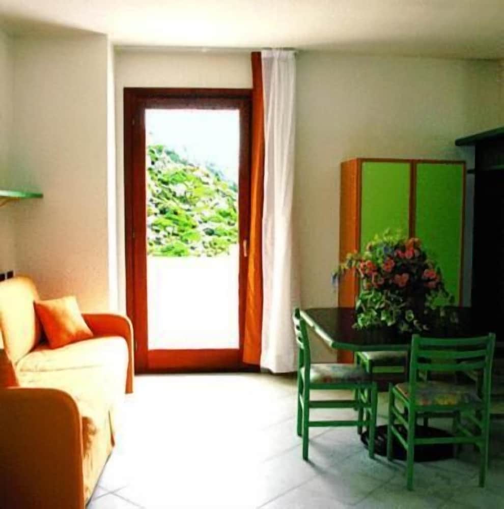 Miralonga Hotel 6/50