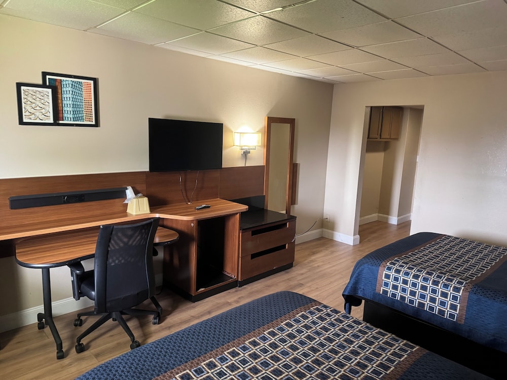 Economy Inn North Randall 29/49