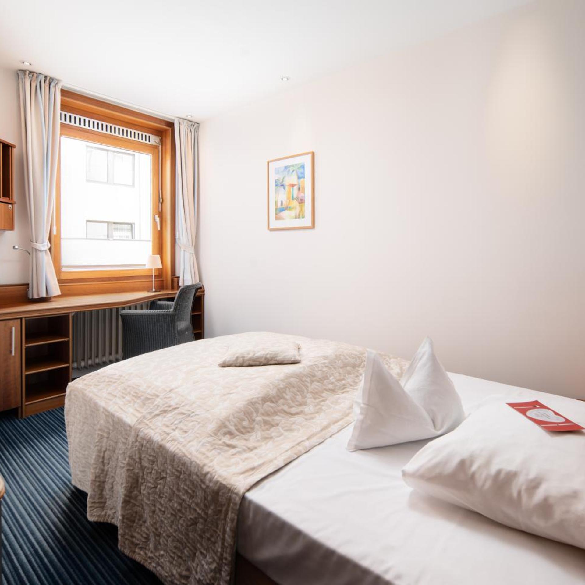 غرفة بسرير مزدوج، Baseler Hof Hotel 2/10