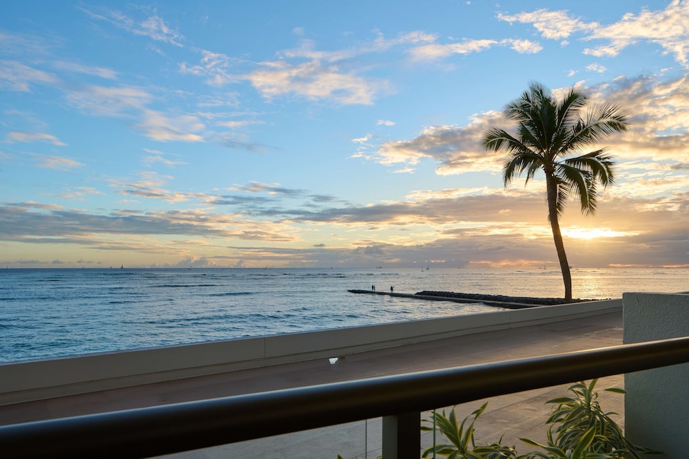 OUTRIGGER Reef Waikiki Beach Resort 83/86