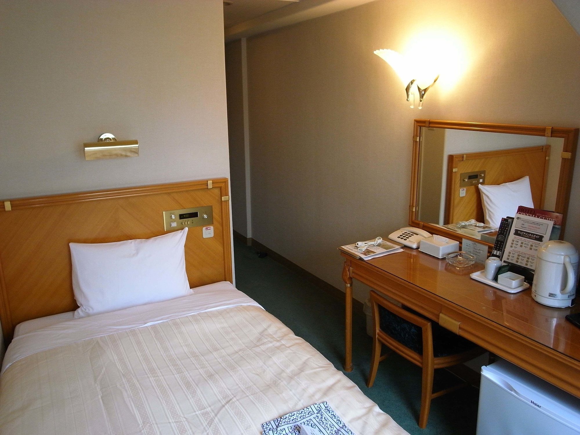 ROOM, SINGLE, SMOKING