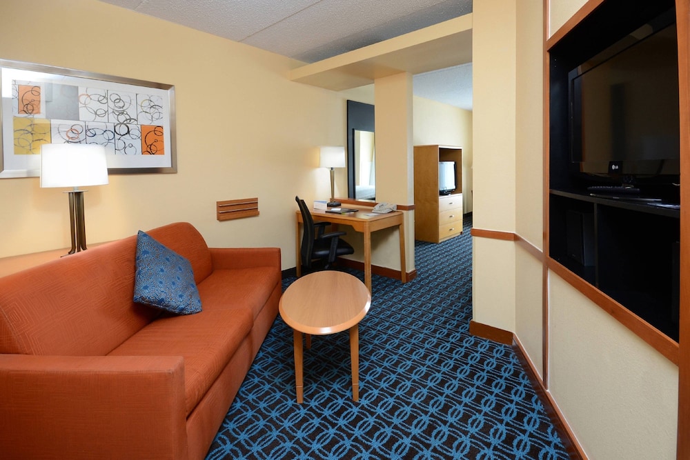 Fairfield Inn Suites By Marriott Roanoke Hollins I 81 18/26