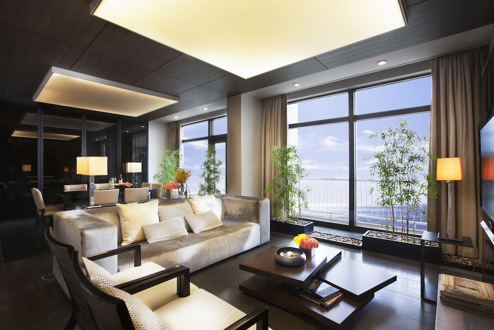 Paradise Hotel Busan 48/75