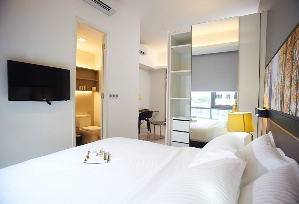STUDIO, KING BED
