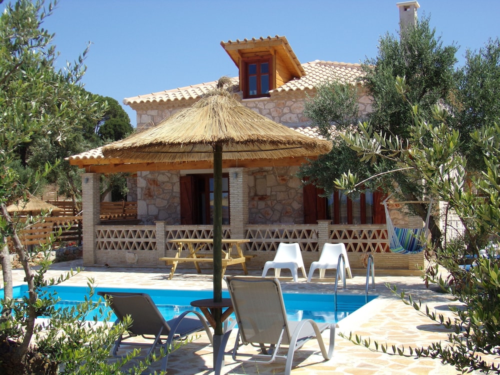 Alegria Villas 4/48