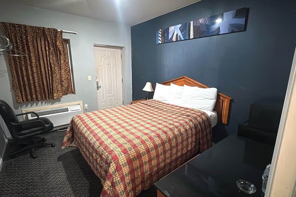 At 9 Motel Near Freehold I-195 10/38