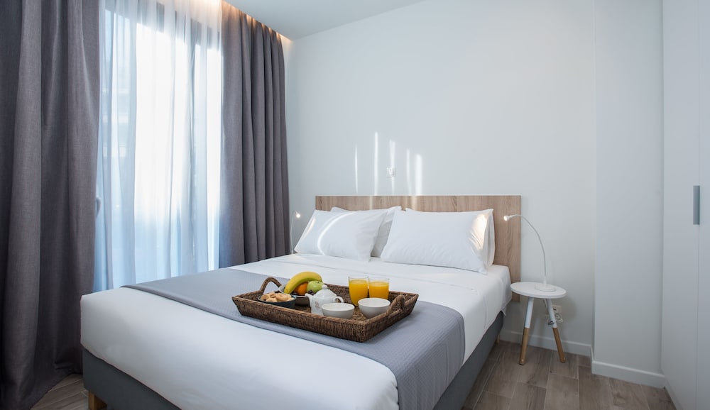 ROOM, DOUBLE BED