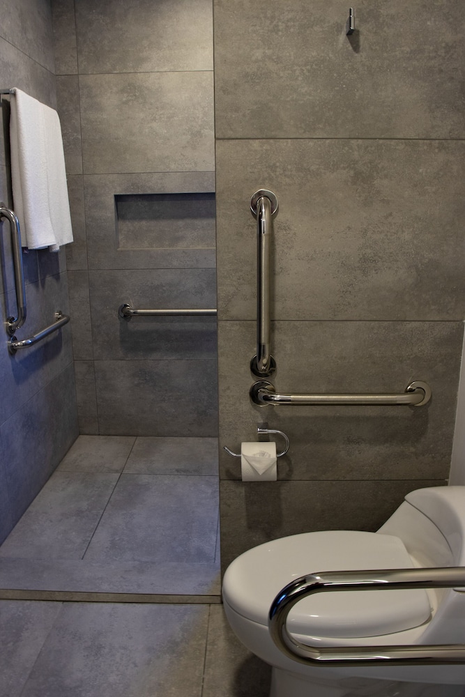Estanza Hotel and Suites 56/58