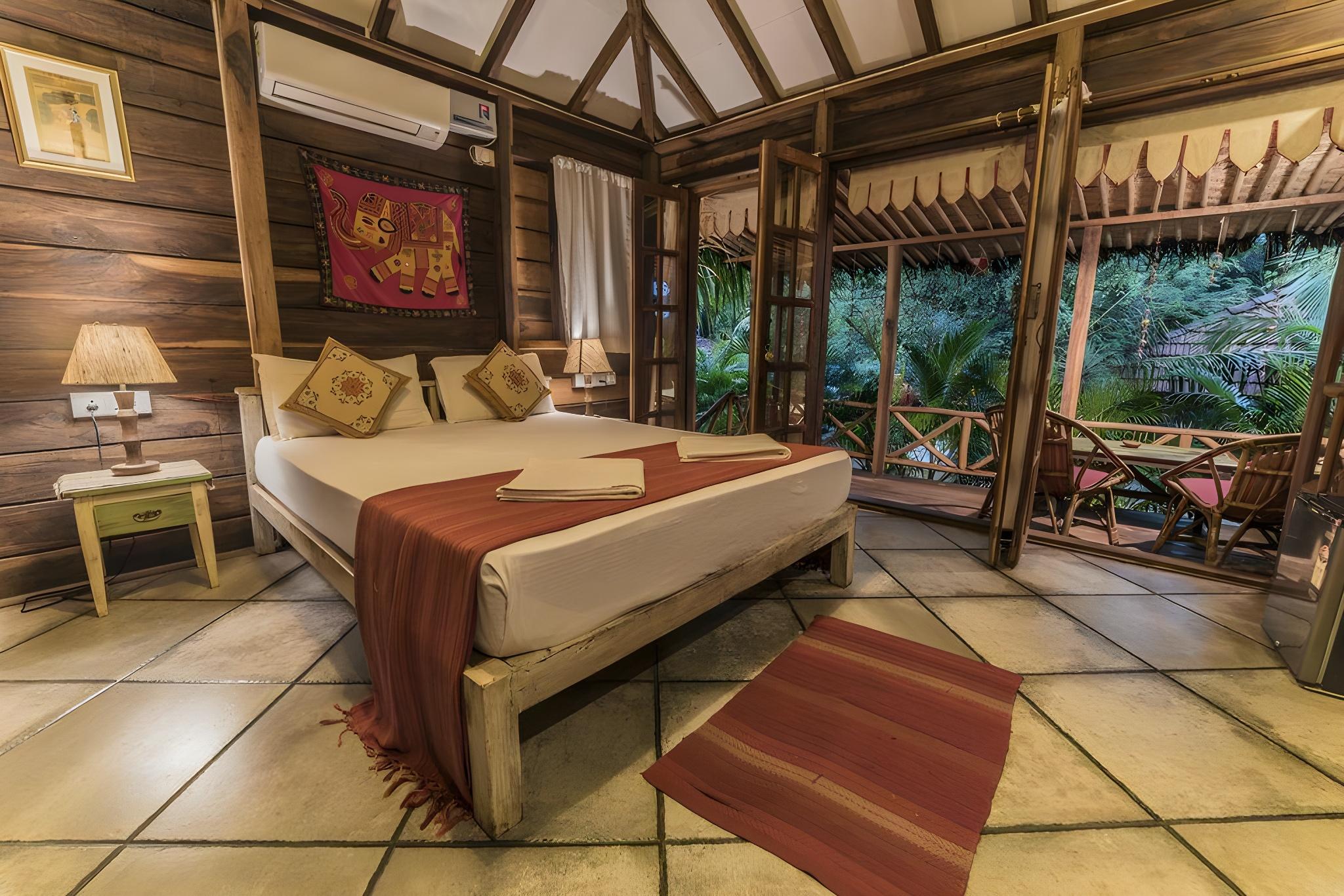 Classic, Cabin, Queen Bed, Beach Side, Garden View