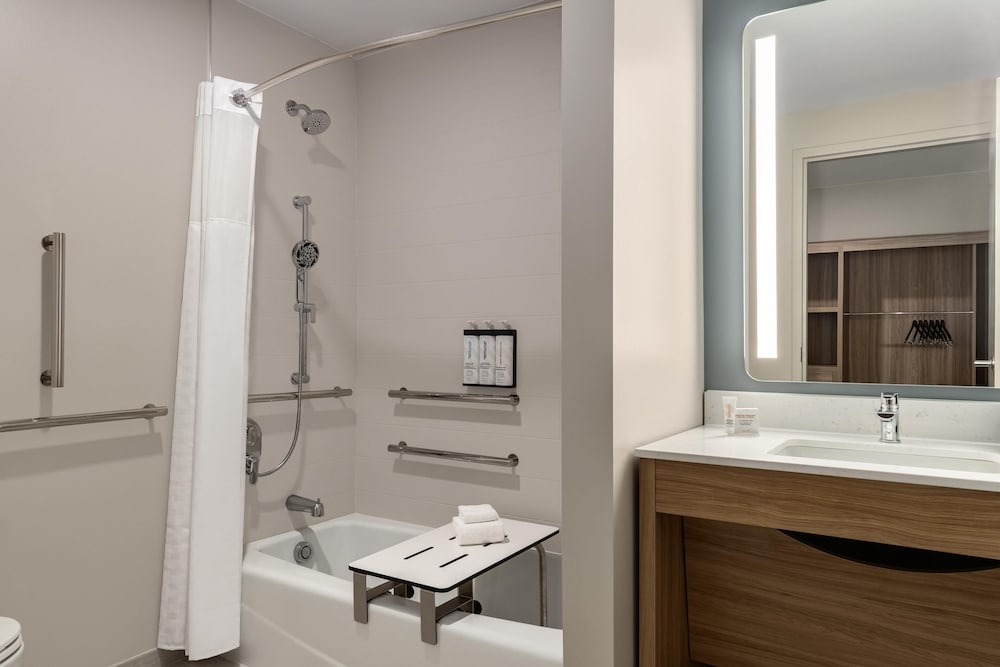 Hyatt Studios Chesapeake 43/44