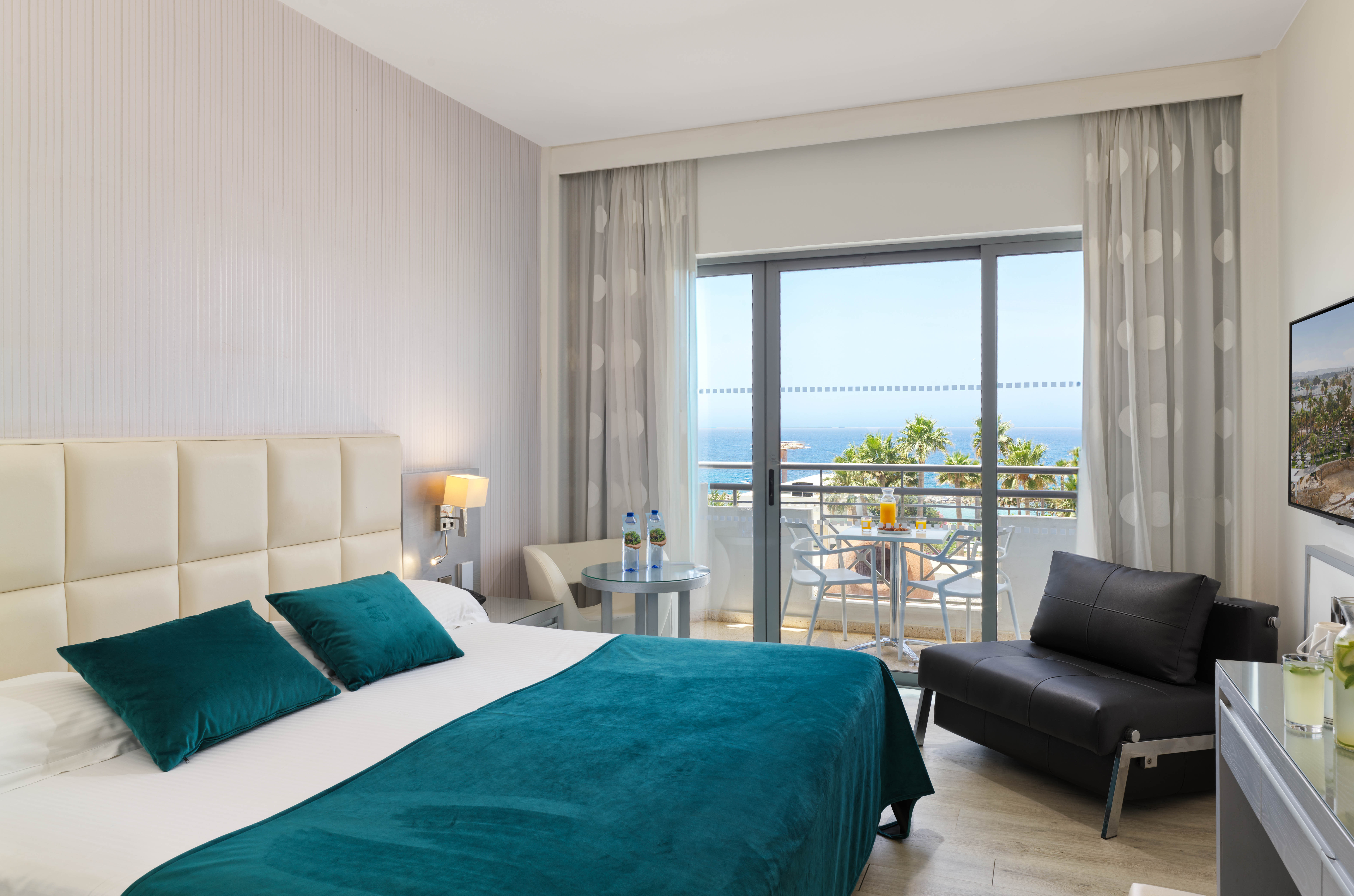 Room, Double or Twin Bed, Pool and Sea View