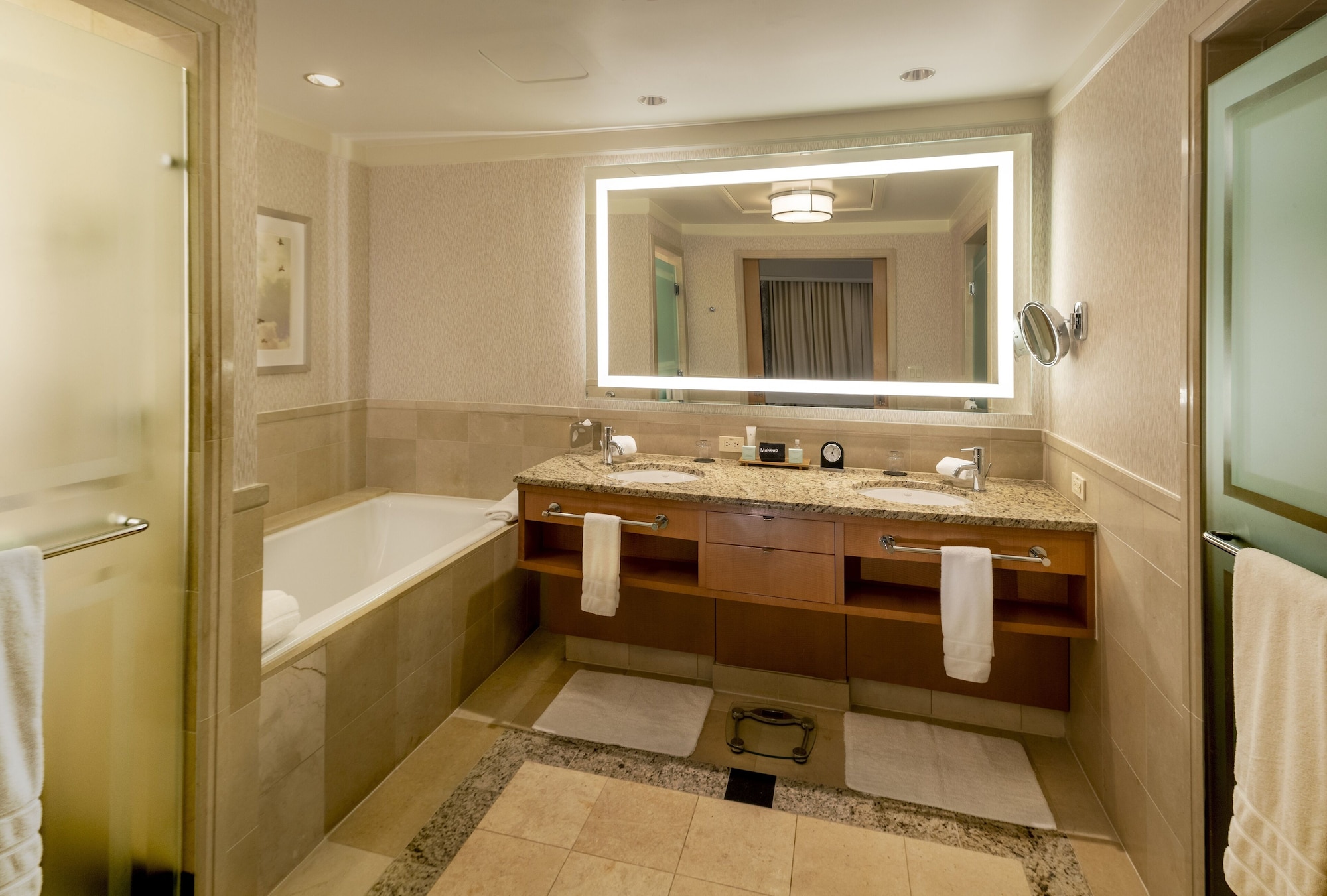 Suite, King Bed, Spa Floor