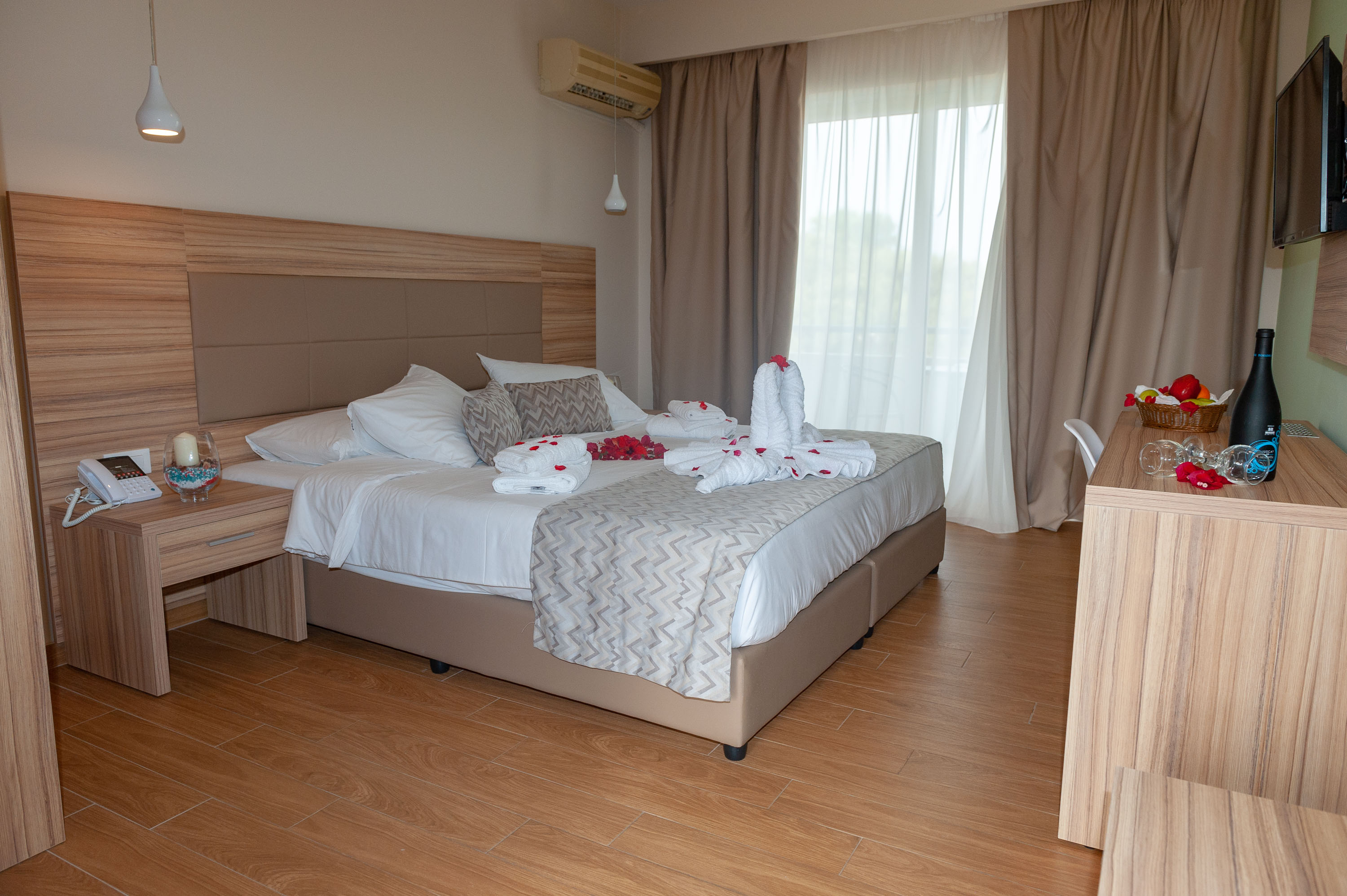 SUPERIOR, DOUBLE OR TWIN BED