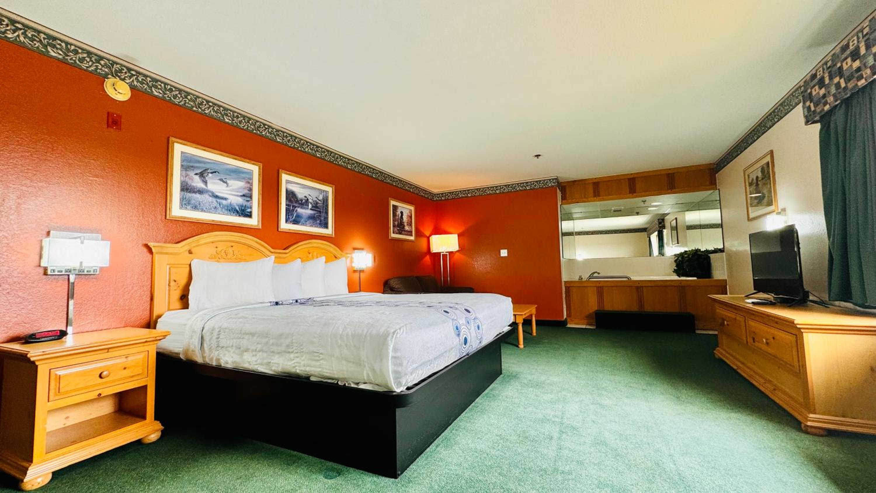 Suite, King Bed, Jetted Tub