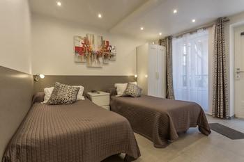 SUPERIOR, TWIN BEDS, KITCHENETTE
