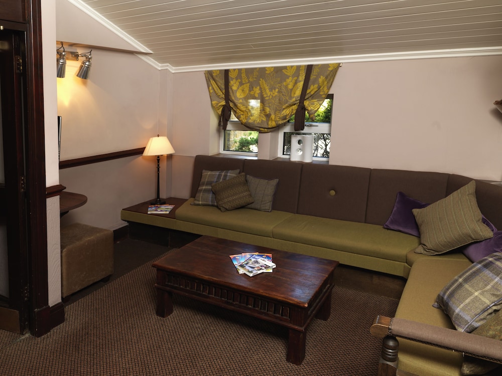 Pennine Manor Hotel 18/40