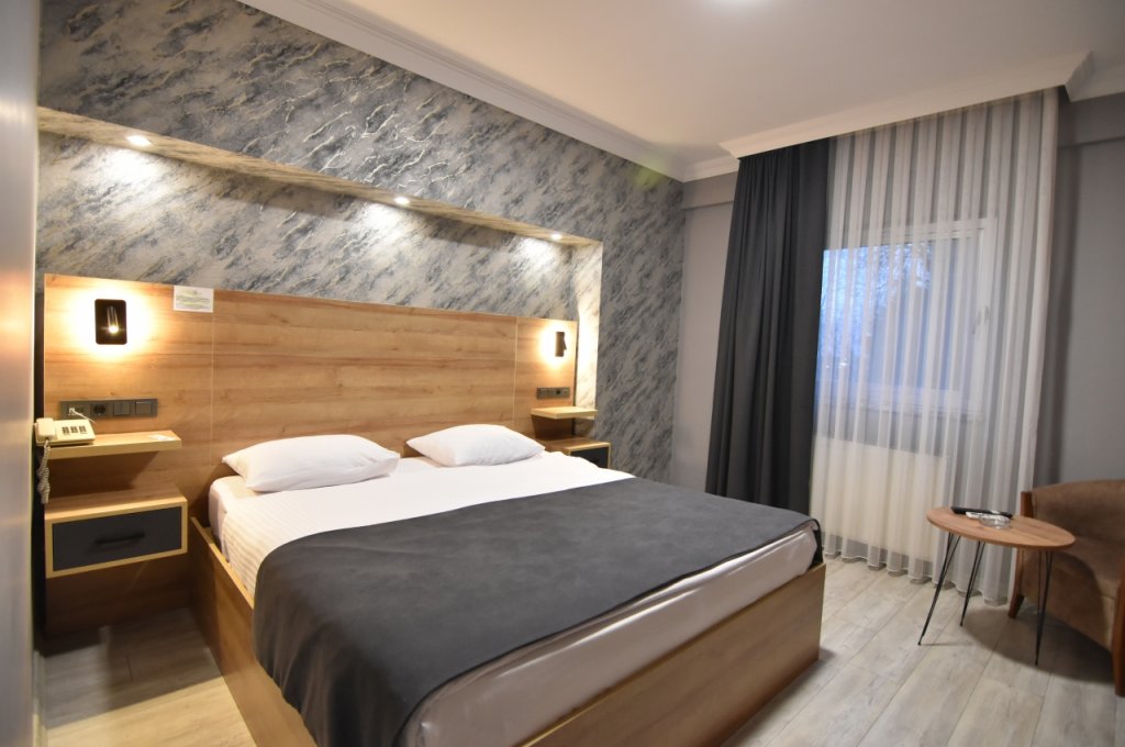 Sandal Hotel 15/45