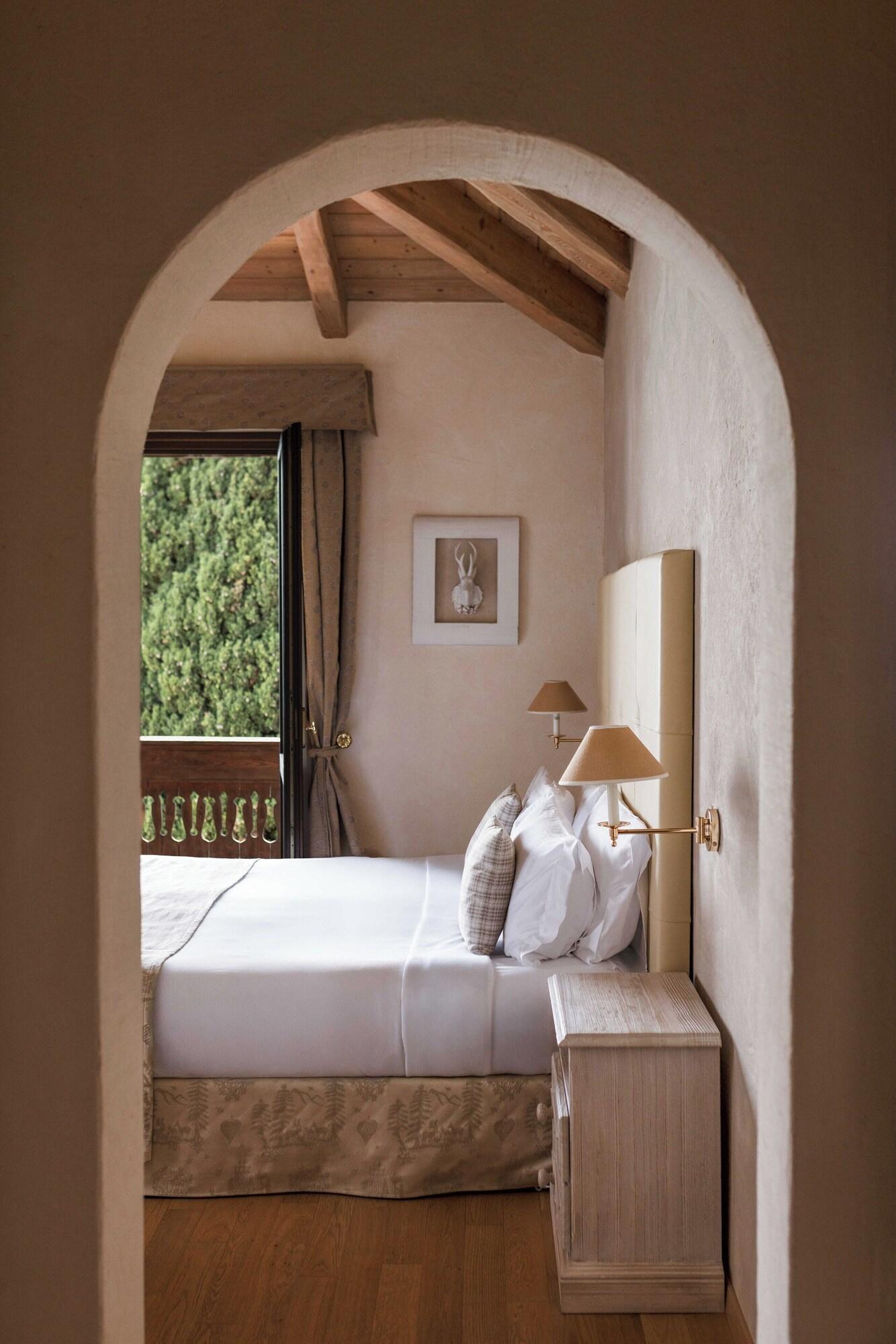 SUITE, LAKE VIEW