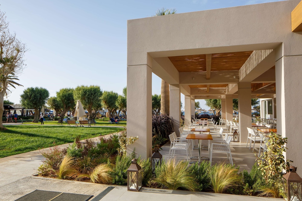 Anissa Beach and Village Hotel 8/80