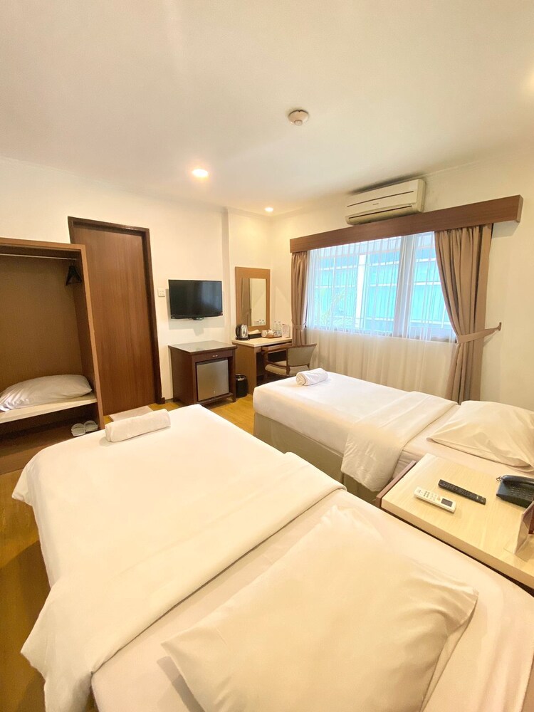 MODERN, DELUXE, TWIN BEDS
