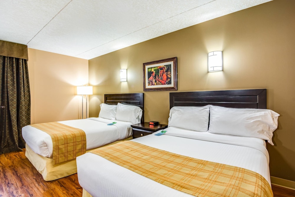 Mini, 2 Queen Beds, Kitchenette