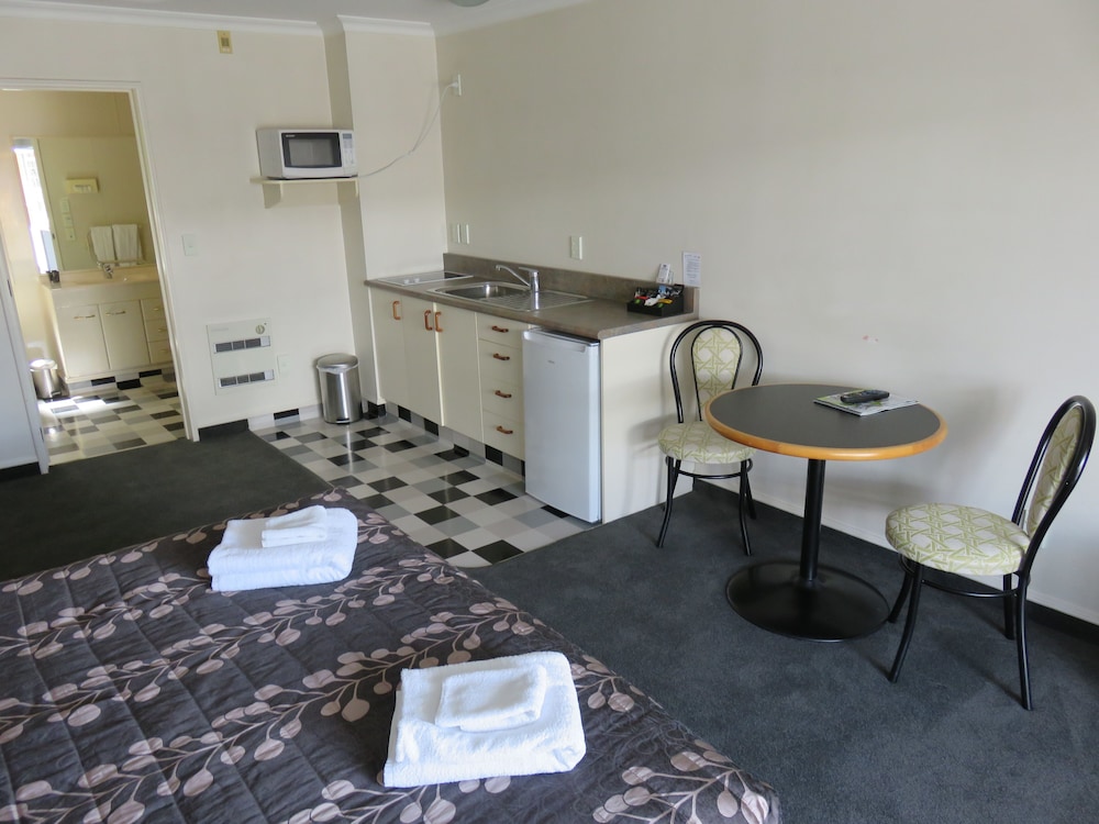 Admirals Motor Lodge 53/71