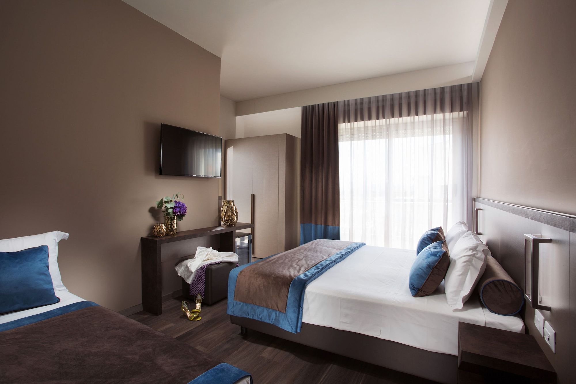 DELUXE, DOUBLE OR TWIN BED