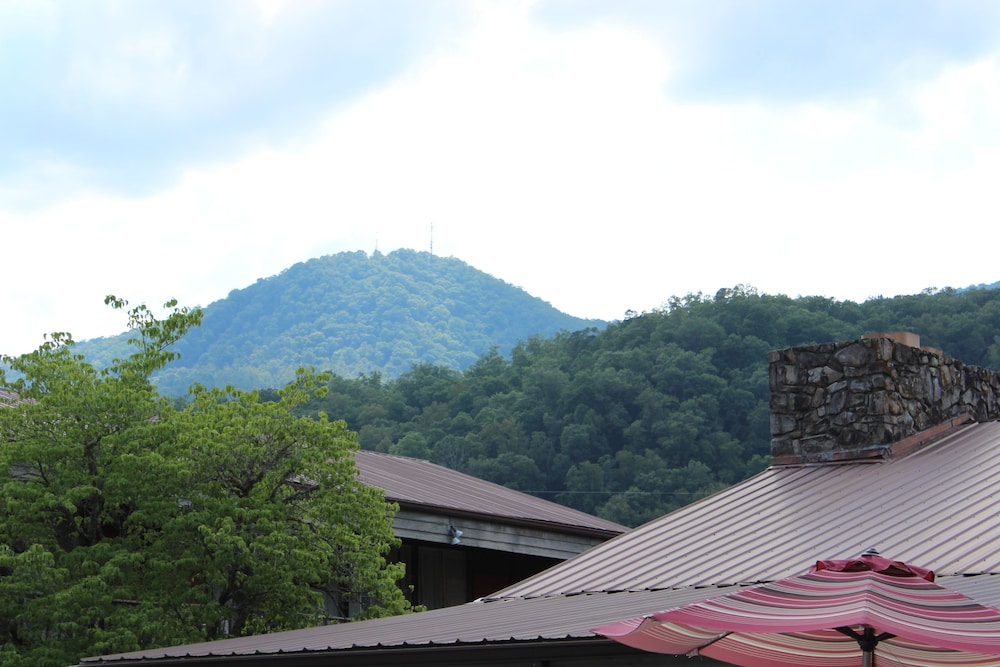GREAT SMOKIES INN CHEROKEE 7/36