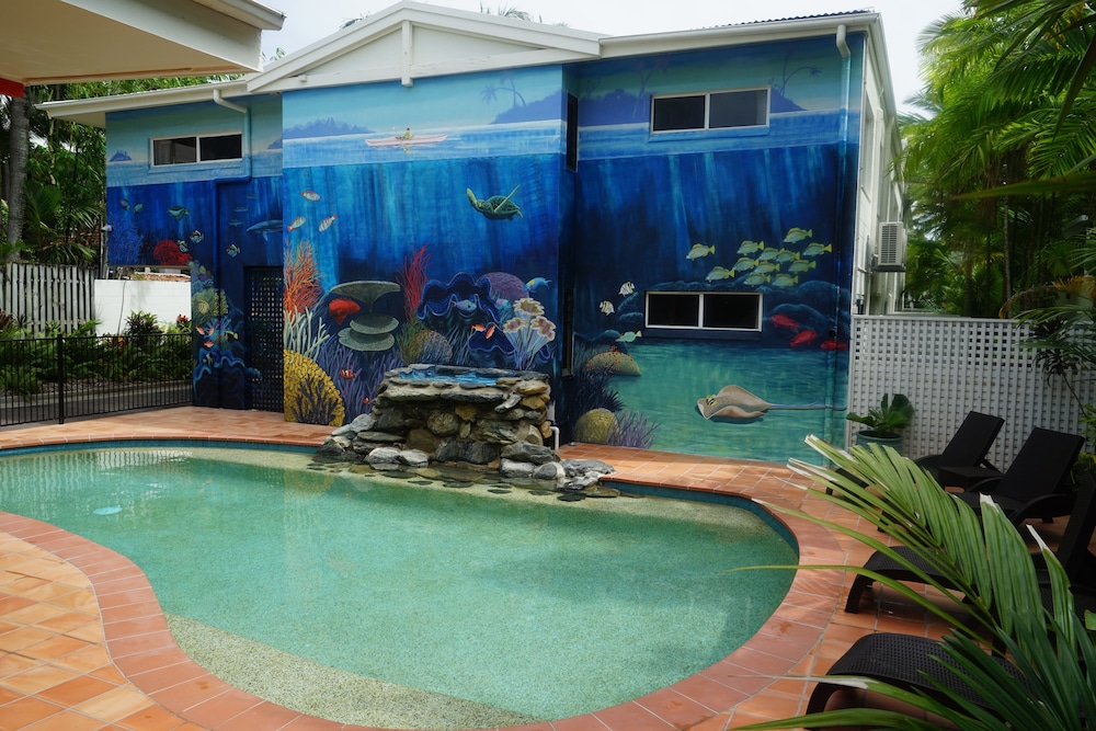 PORT DOUGLAS MOTEL 66/73