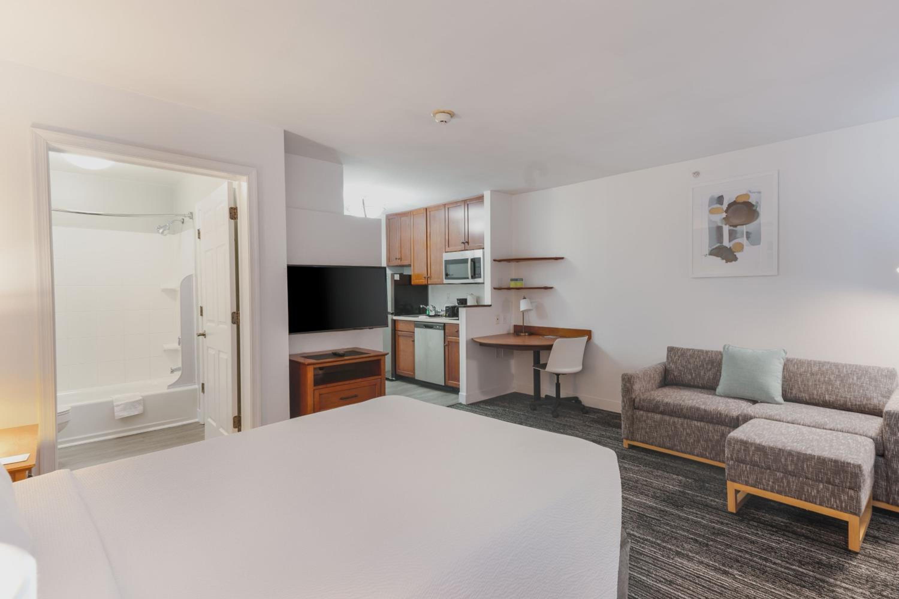Studio, Queen Bed, Sofa, Accessible