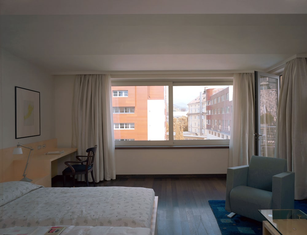 DELUXE, DOUBLE OR TWIN BED