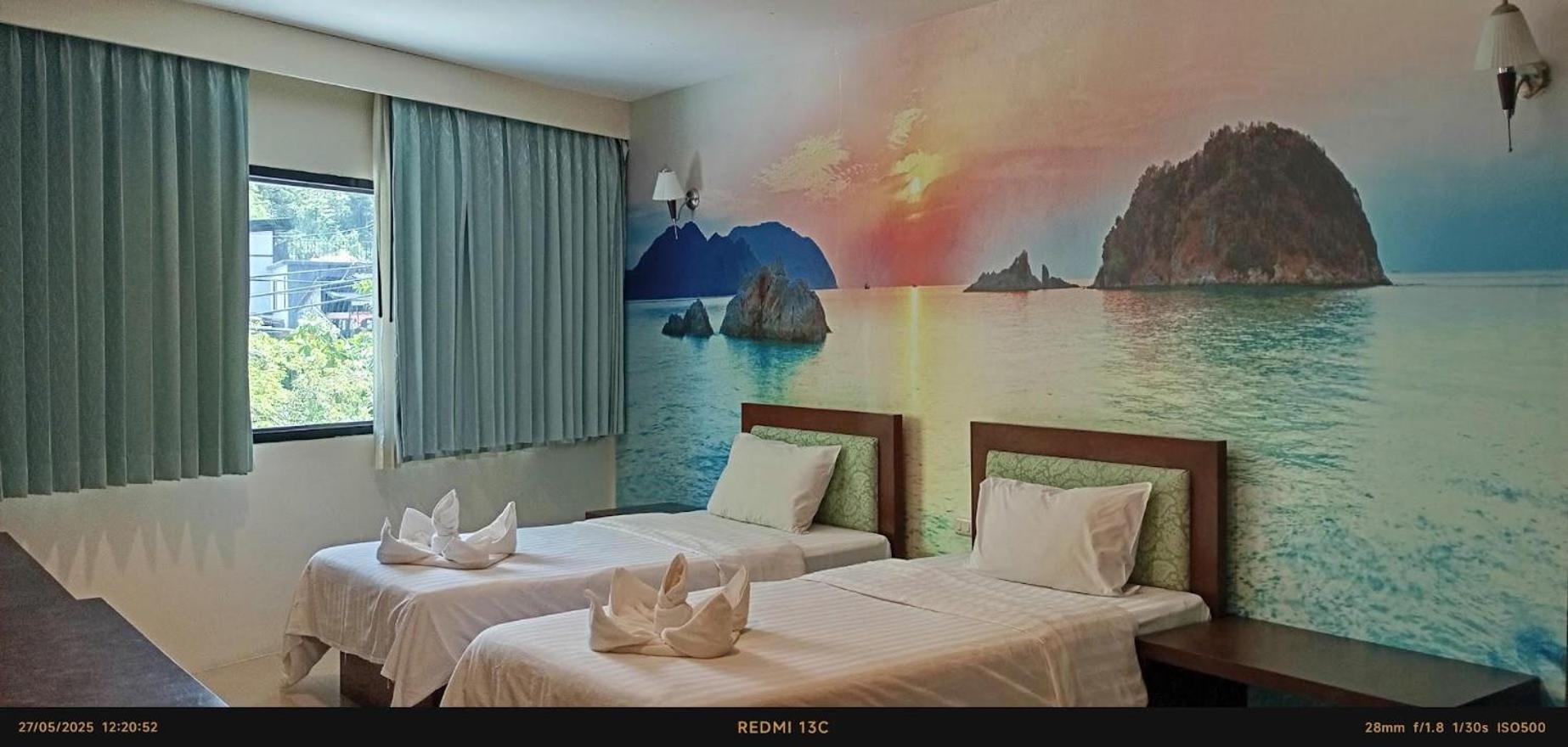 DELUXE, DOUBLE OR TWIN BED