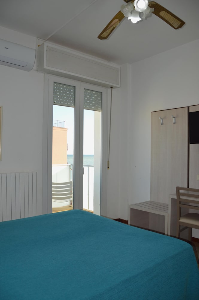 1 BEDROOM, DOUBLE OR TWIN BED