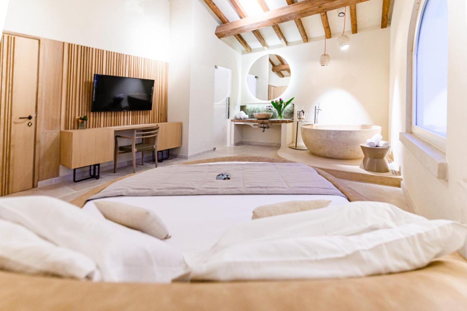 DELUXE, DOUBLE BED