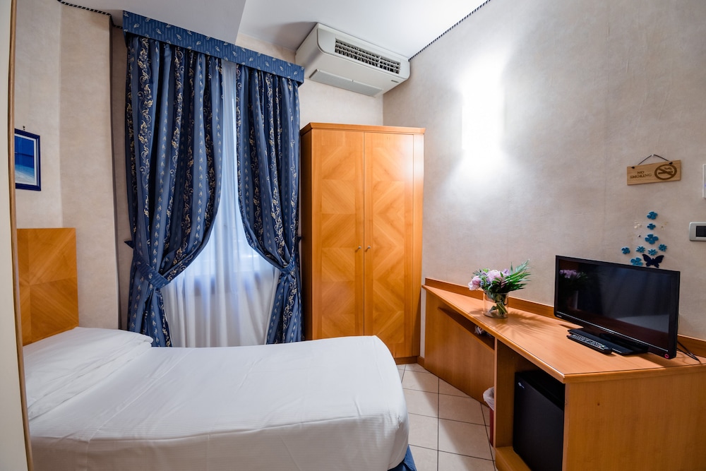 ROOM, SINGLE