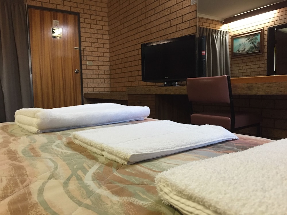 Lakeview Motel 30/60