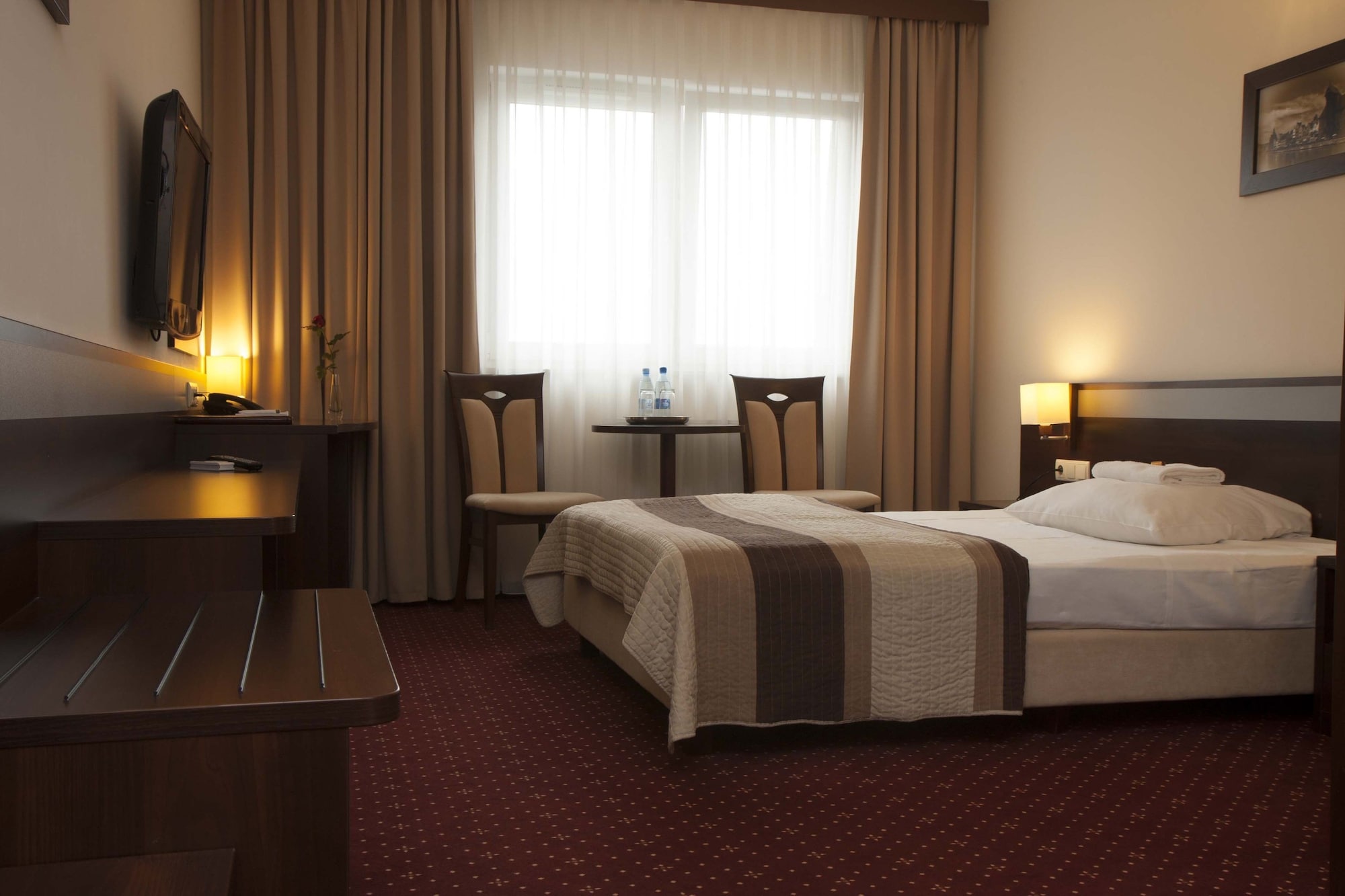 DELUXE, DOUBLE OR TWIN BED