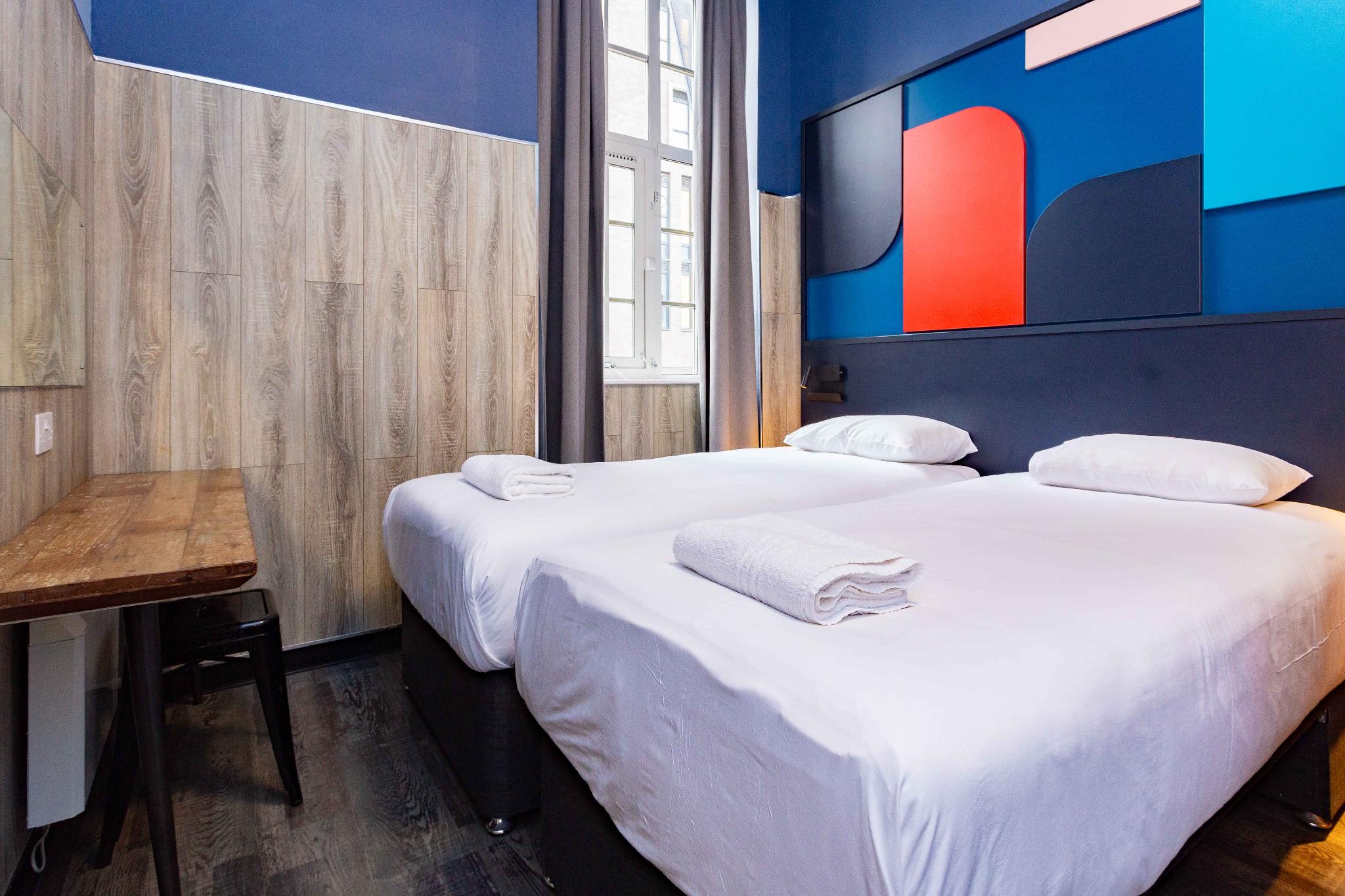 ROOM, TWIN BEDS