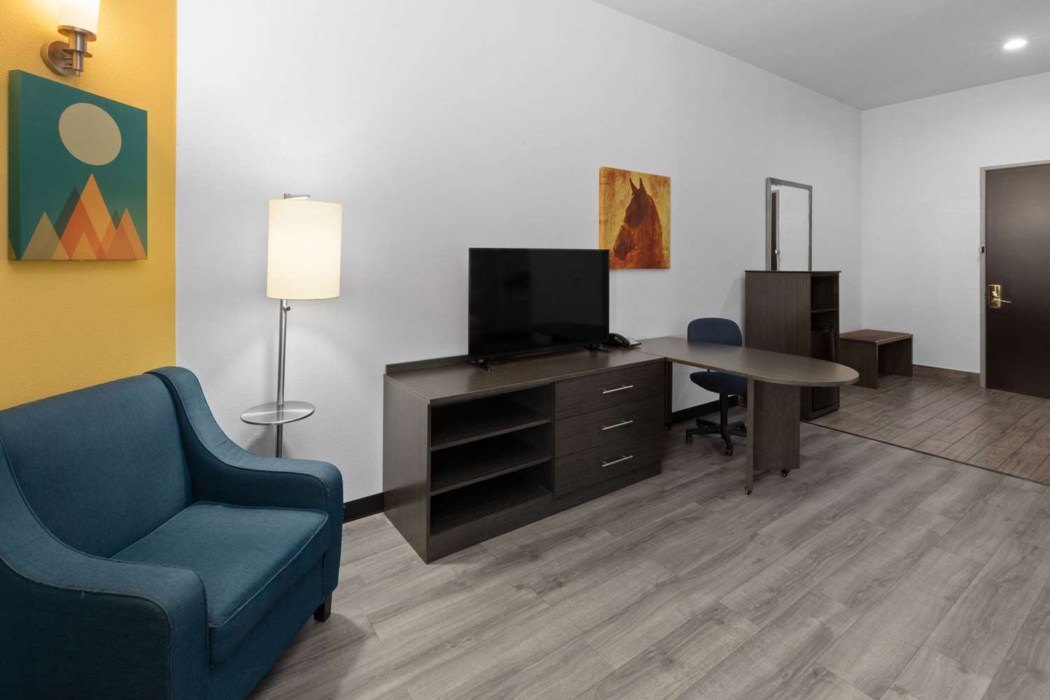 Days Inn & Suites by Wyndham Lubbock Medical Center 32/54