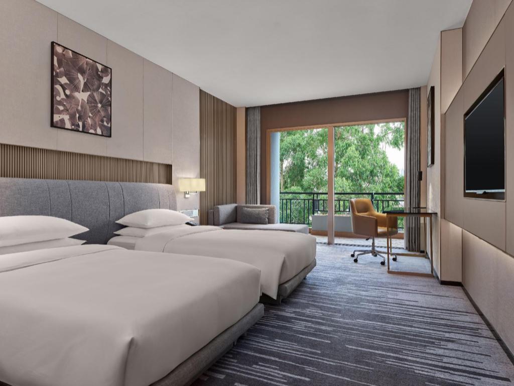 Guest Room, Deluxe, Twin Beds, City View